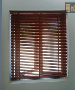 Alternative view of RÈM SÁO GỖ NHÀ PHỐ 240504