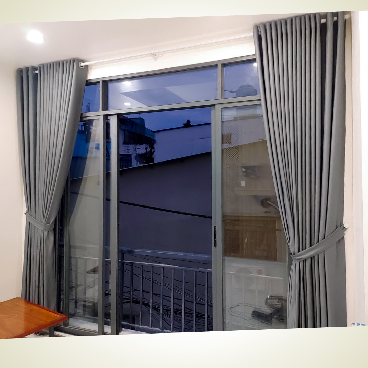 Rèm Cửa Màu Xám 1 Lớp Chống Nắng Hoàn Hảo tại Gò Vấp – Công Trình Nhà Phố Hiện Đại | Rèm Cửa Thiên Kim - Ảnh 2