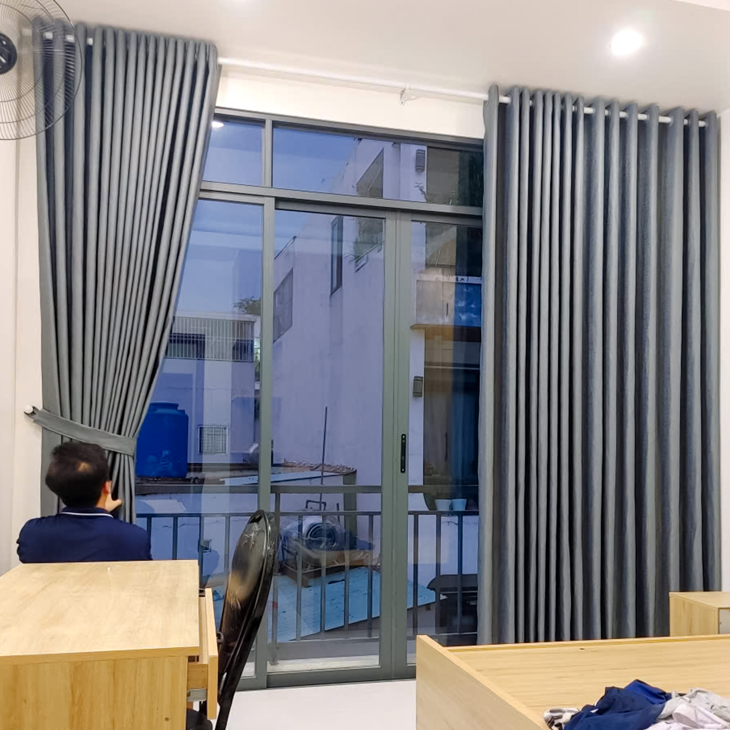 Rèm Cửa Màu Xám 1 Lớp Chống Nắng Hoàn Hảo tại Gò Vấp – Công Trình Nhà Phố Hiện Đại | Rèm Cửa Thiên Kim - Ảnh 3