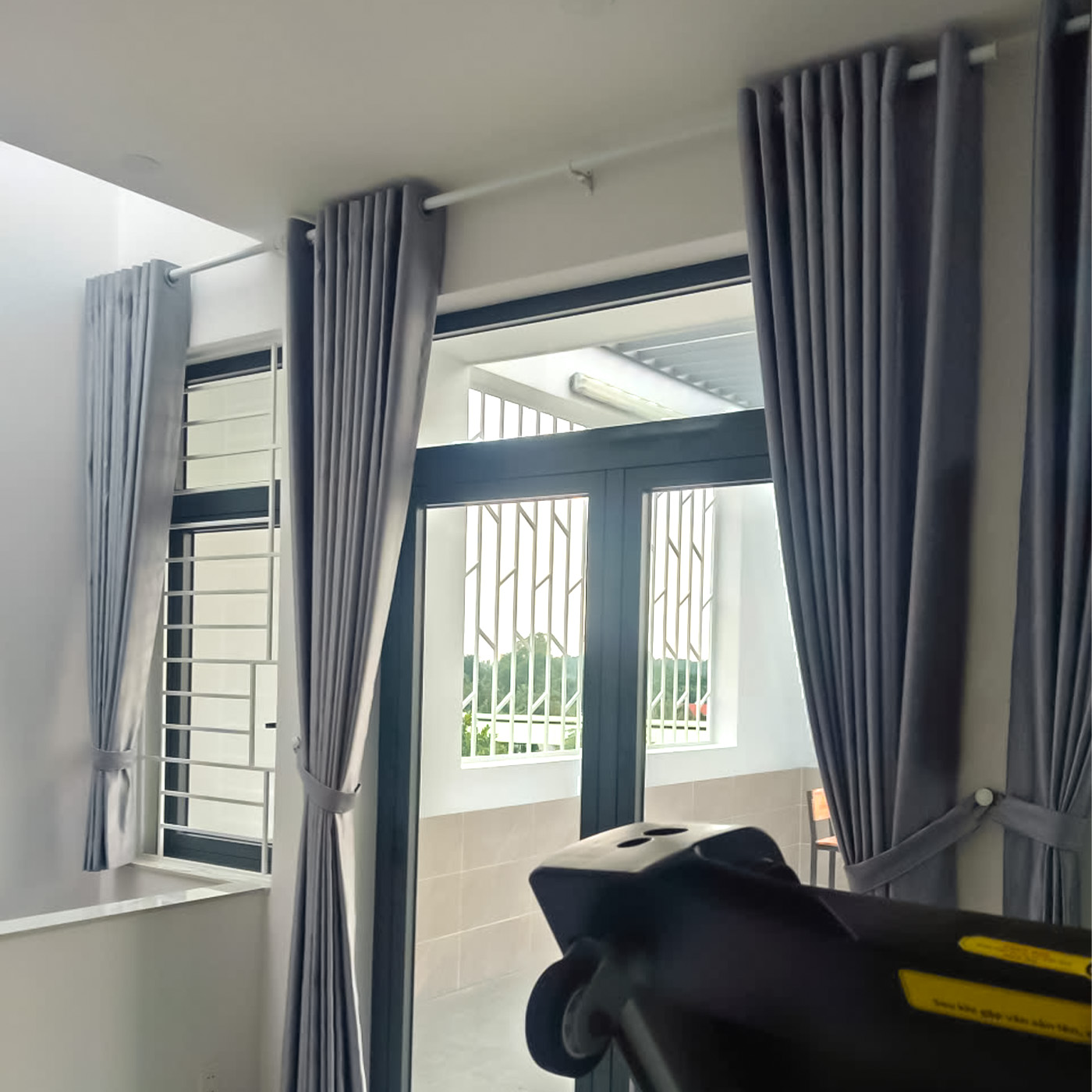 Rèm Cửa Màu Xám Ghi Hoa Văn Nổi Cản Sáng 95% – Công Trình Âm Trần Hiện Đại tại An Hội Đông, Gò Vấp | Rèm Cửa Thiên Kim - Ảnh 11