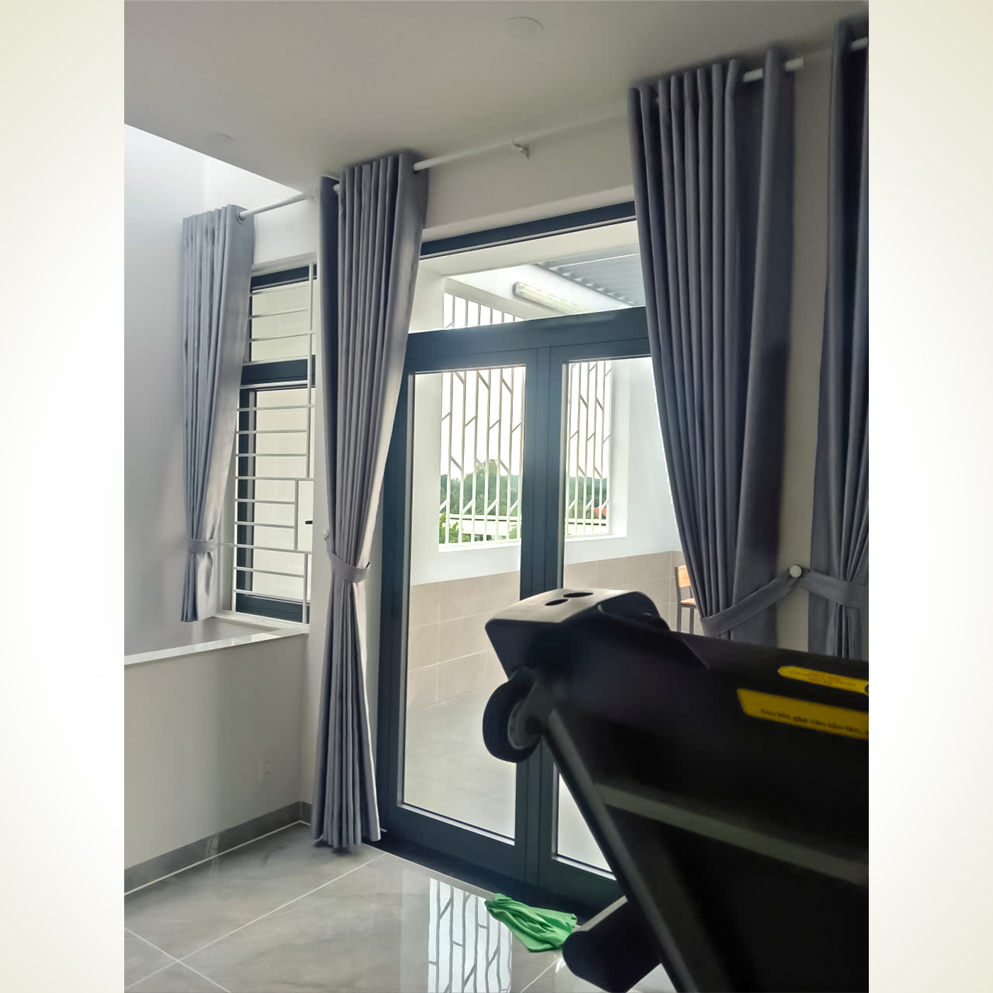 Rèm Cửa Màu Xám Ghi Hoa Văn Nổi Cản Sáng 95% – Công Trình Âm Trần Hiện Đại tại An Hội Đông, Gò Vấp | Rèm Cửa Thiên Kim - Ảnh 8