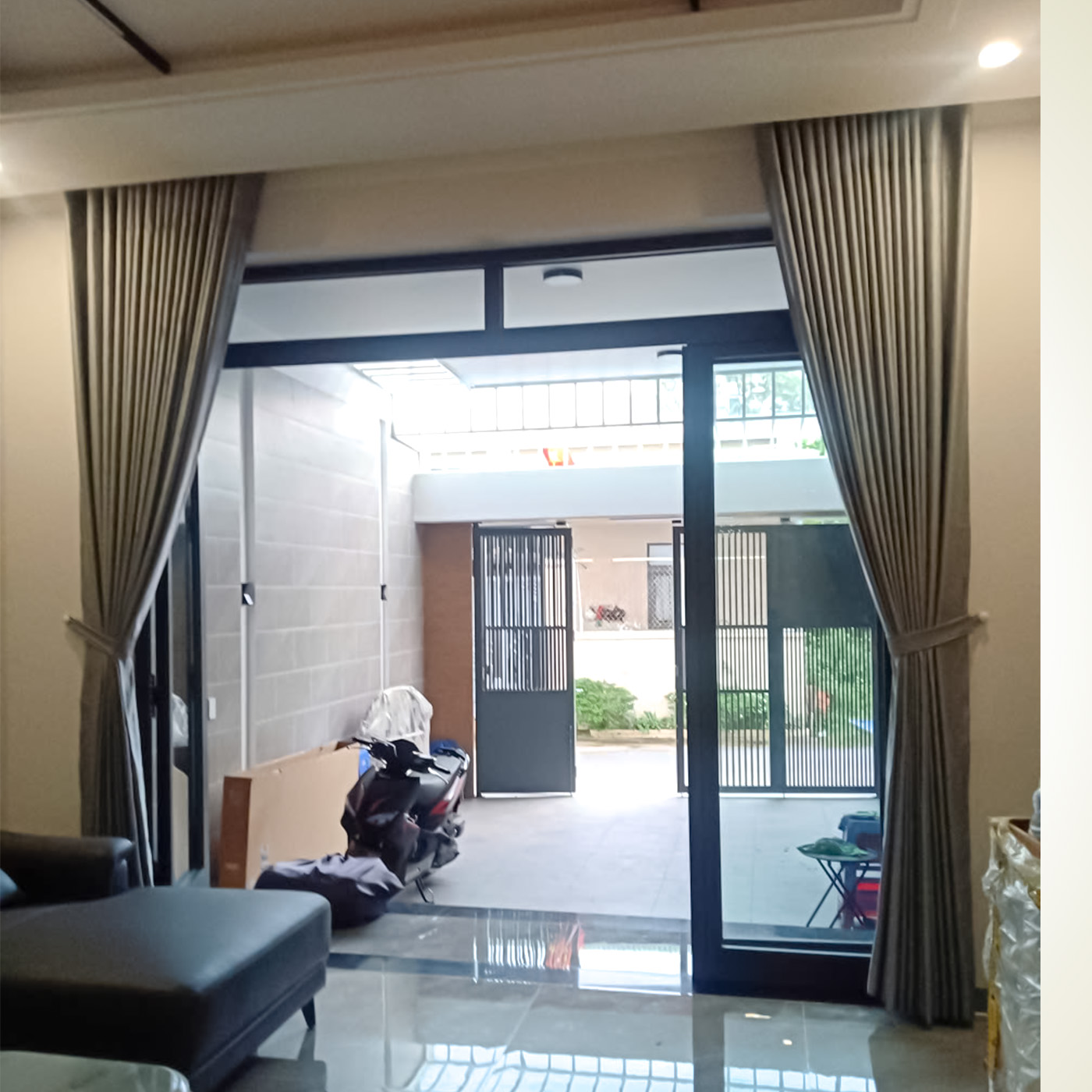 Rèm Cửa Màu Xám Ghi Hoa Văn Nổi Cản Sáng 95% – Công Trình Âm Trần Hiện Đại tại An Hội Đông, Gò Vấp | Rèm Cửa Thiên Kim - Ảnh 6