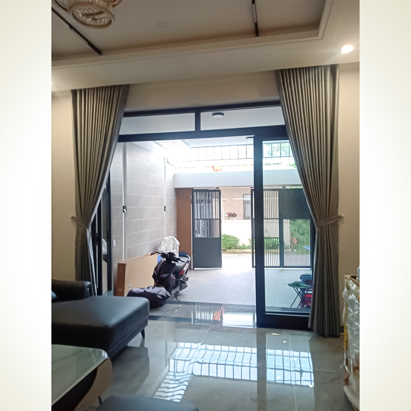 Rèm Cửa Màu Xám Ghi Hoa Văn Nổi Cản Sáng 95% – Công Trình Âm Trần Hiện Đại tại An Hội Đông, Gò Vấp | Rèm Cửa Thiên Kim - Ảnh 2