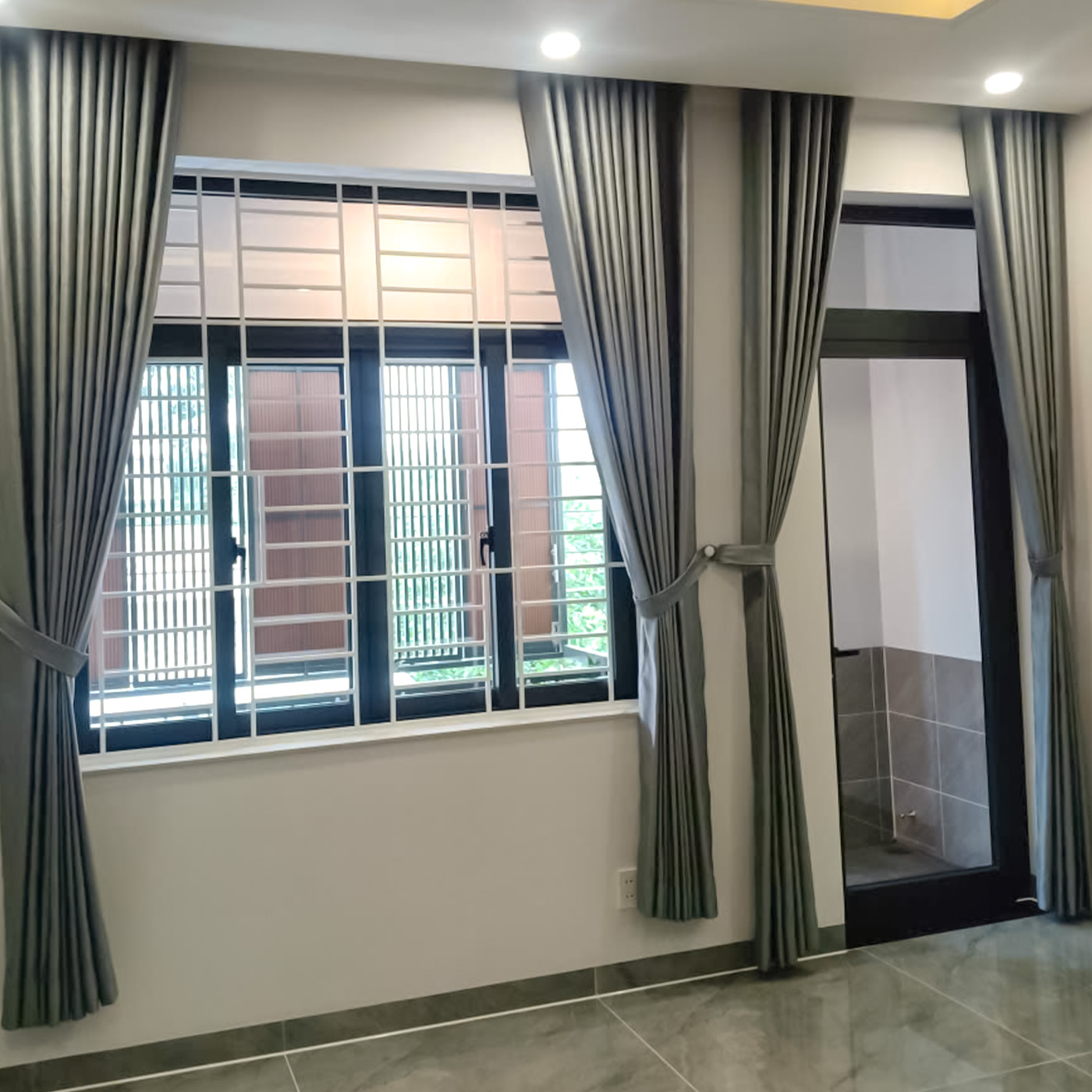 Rèm Cửa Màu Xám Ghi Hoa Văn Nổi Cản Sáng 95% – Công Trình Âm Trần Hiện Đại tại An Hội Đông, Gò Vấp | Rèm Cửa Thiên Kim - Ảnh 4