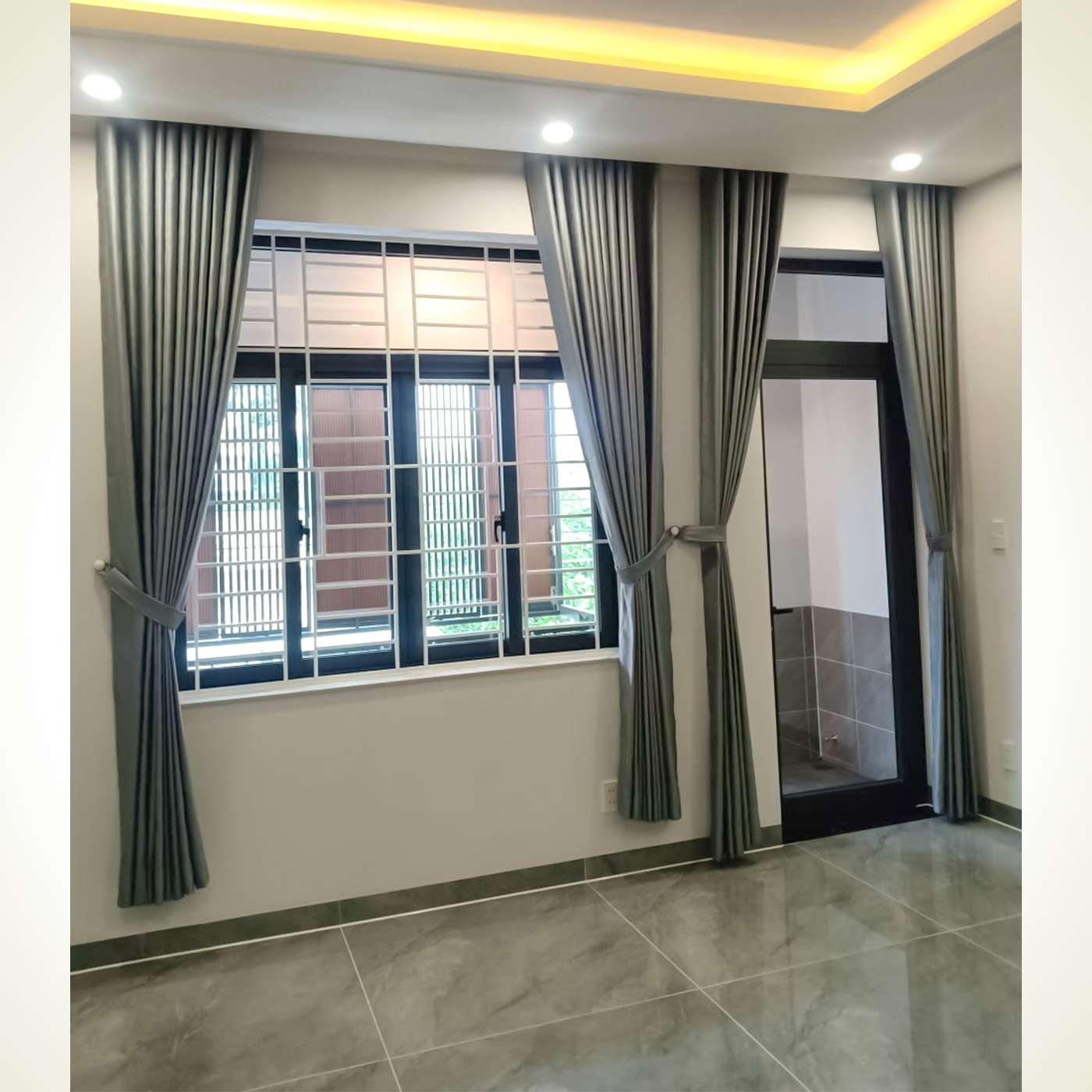 Rèm Cửa Màu Xám Ghi Hoa Văn Nổi Cản Sáng 95% – Công Trình Âm Trần Hiện Đại tại An Hội Đông, Gò Vấp | Rèm Cửa Thiên Kim