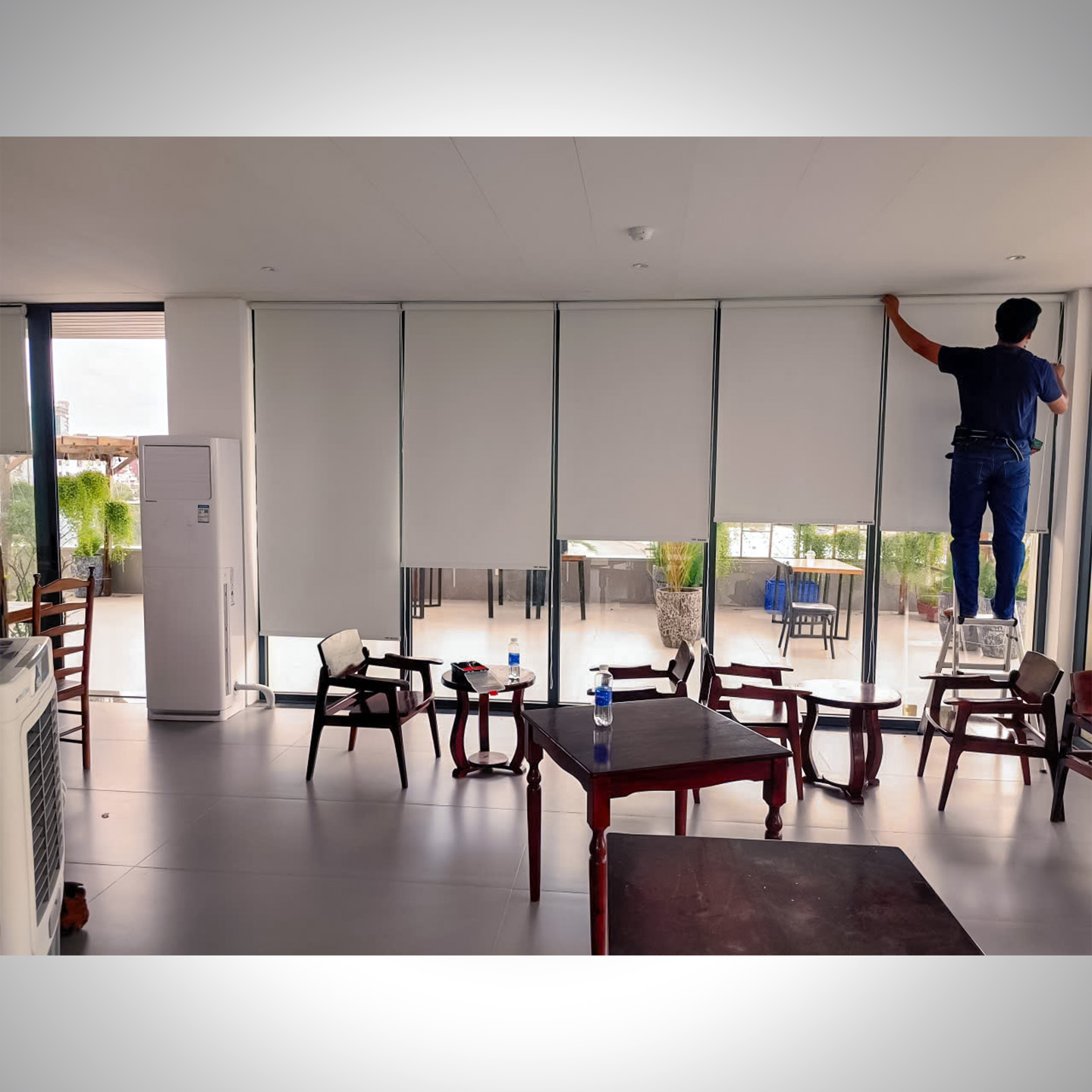 Thi Công Rèm Cuốn Trơn Tại Quán Cà Phê Cánh Đồng Lưng Trời Gò Vấp | Rèm Cửa Thiên Kim - Ảnh 5
