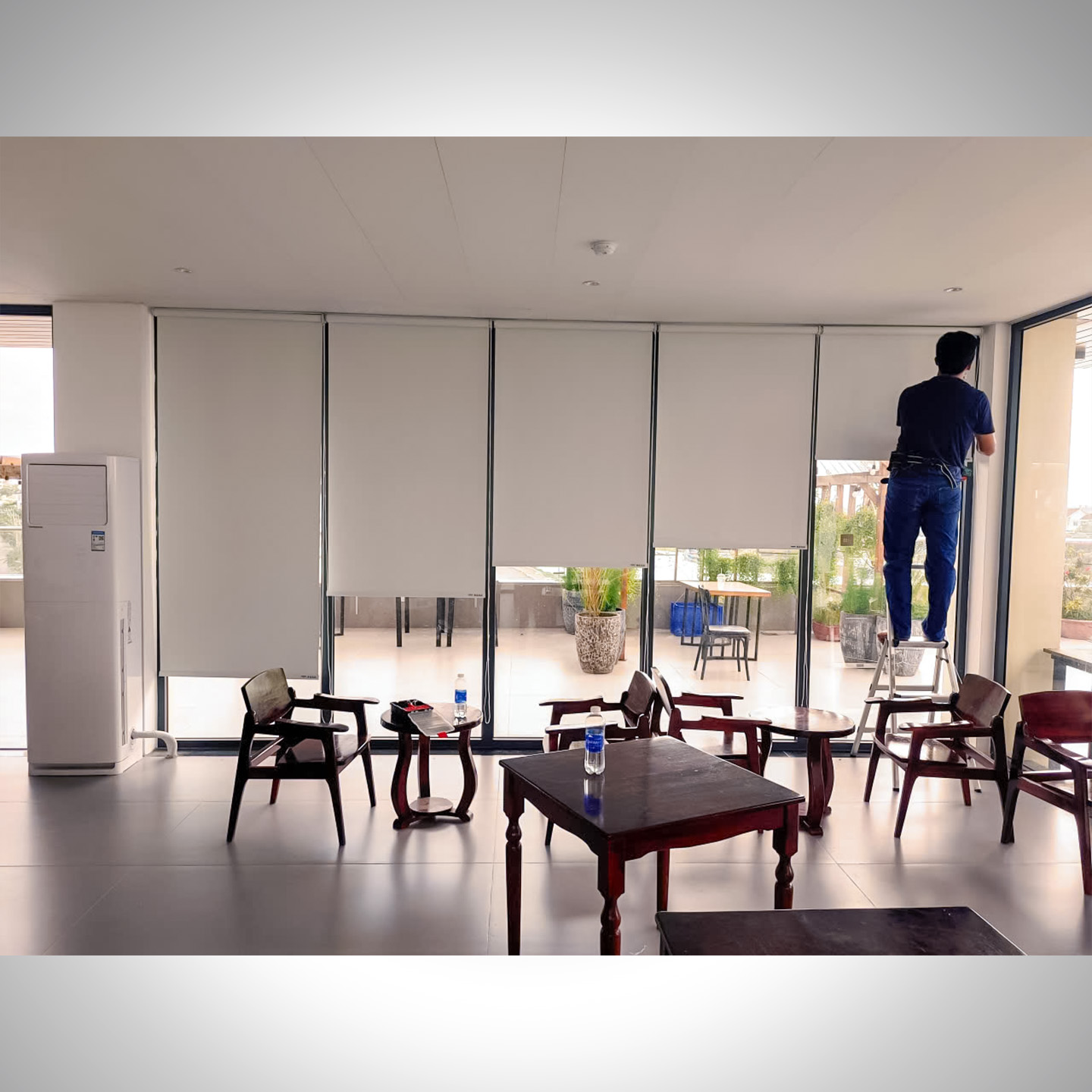 Thi Công Rèm Cuốn Trơn Tại Quán Cà Phê Cánh Đồng Lưng Trời Gò Vấp | Rèm Cửa Thiên Kim